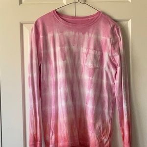 Long sleeve pink tie-dye vineyard vines cotton T-shirt.